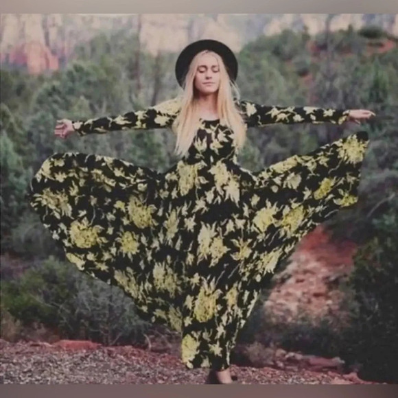 Free People Dresses & Skirts - Free People Dress Women’s XS First Kiss Floral Print Boho Maxi in Black & Yellow
